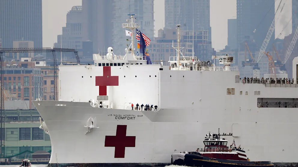 Трамп по неизвестной причине отправил в Гренландию плавучий госпиталь Президент США решил отправить огромный плавучий госпиталь к берегам датского острова Как он сам утверждает в Truth Social чтобы помочь местным жителям которые не получают медицинской помощи Согласовано ли это с правительством Дании или руководством Гренландии пока неясно В составе флота США есть два корабля госпиталя по 1000 коек каждый В прошлом они использовались после мощных землетрясений или разрушительных ураганов а во время пандемии коронавируса они принимали пациентов в портах США Но для обычного медицинского обслуживания они не предназначены В Гренландии в последнее время не было сообщений о какой либо крупной чрезвычайной ситуации которая потребовала бы отправки госпиталя BILD Russian