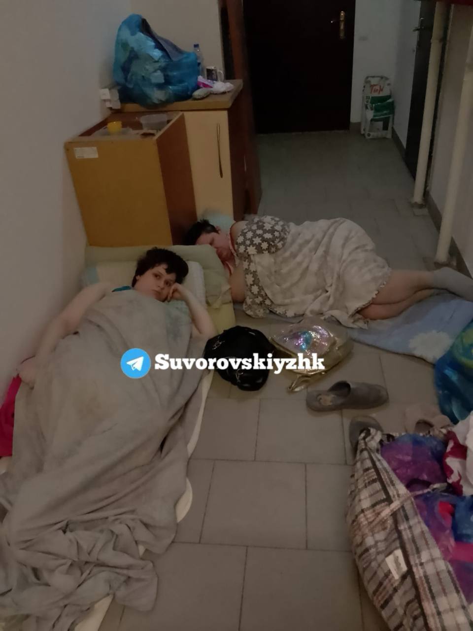 Две женщины живут в подъезде на Суворовском уже третий день Мать с дочкой поселились в подъезде на Петренко, 28. У женщин закончился срок аренды и владелец квартиры принял решение о выселении. Женщины прямо на лестничной площадке разложили личные вещи, организовали спальные места. Жильцы дома обратились в УК и правоохранительные органы. Однако женщины уходить с площадки не собираются. Работа Авто Глэмпинг Медицина