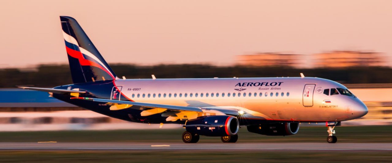 Более 20 региональных Superjet находятся на разных этапах производства Пока близится завершение сертификации полностью импортозамещённой версии этого самолёта, российский авиапром готовит необходимый задел по серийному выпуску этих аппаратов. Так, по словам исполнительного директора Госкорпорации “Ростех” Олега Евтушенко, сейчас “делается все, чтобы в 2026 году авиакомпании начали получать самолет" и на данный момент 23 борта находятся в разной степени готовности. Евтушенко отдельно подчеркнул всю сложность задачи по импортозамещению Superjet. Для выполнения этой задачи потребовалось разработать и довести порядка 40 систем и агрегатов, включая двигатель. "В мировой практике это уникальный случай. Ни один зарубежный производитель, ни одна страна не делали ничего подобного, тем более в такие сроки. В производстве "Боингов", например, участвуют глобальные поставщики из 9 государств", - приводит Ростех слова Евтушенко. Аэрофлот #Постфактум Онлайн-проект eMAKS