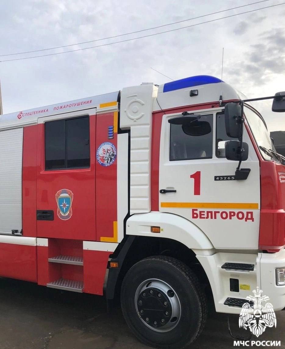 За минувшие сутки на территории области зарегистрировано 4 пожара. Погибших и пострадавших нет.    В Белгороде на улице Гостенская произошел пожар в однокомнатной квартире на четвертом этаже восьмиэтажного жилого дома. На балконе огнем повреждены вещи на площади 3 метров квадратных. В настоящее время устанавливается причина возгорания. Для ликвидации привлекались 10 человек и 3 единицы техники  фото 1 .     В селе Дегтярное Вейделевского района, предварительно, из-за недостатка конструкции и изготовления электрооборудования произошло возгорание на территории производства. В техническом помещении огнем поврежден водонагреватель на площади 1 метра квадратного. Для ликвидации привлекались 10 человек и 4 единицы техники  фото 2 .    В Старом Осколе на улице Михайловская произошло возгорание в кафе. Огнем повреждено здание на площади 24 метров квадратных. Огонь перекинулся на стоящий рядом киоск и строящийся магазин. В результате перехода огня, повреждено пластиковое окно магазина на площади 6 метров квадратных, а также пластиковая дверь киоска на площади 2 метров квадратных. Предполагаемая причина пожара - недостаток конструкции и изготовления электрооборудования. Для ликвидации привлекались 7 огнеборцев и 2 единицы техники  фото 3 .     В селе Городище Старооскольского округа горело дерево на площади 1 метра квадратного. Причиной возгорания, предположительно, стал обрыв линии электропередач. Для ликвидации привлекались 4 человека и 1 единица техники.    Подразделения МЧС России 2 раза привлекались к ликвидации последствий дорожно-транспортных происшествий.    Соблюдай правила безопасности! Береги себя и своих близких! В случае происшествия звони в Службу спасения по телефону «101» или «112».
