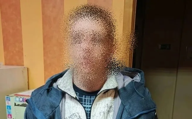 Грабителя задержали по горячим следам в Петропавловске Он вломился в частный дом и угрожая хозяйке похитил деньги и ценности Полицейские оперативно задержали мужчину подозреваемого в ограблении частного дома на улице Первомайской в Петропавловске До этого он несколько раз за деньги помогал пожилой хозяйке со снегоочисткой а вчера вломился в её жилище Подробности по ссылке   kamtime ru article e6e59a60 befb 446b bf2d 254faeabee66