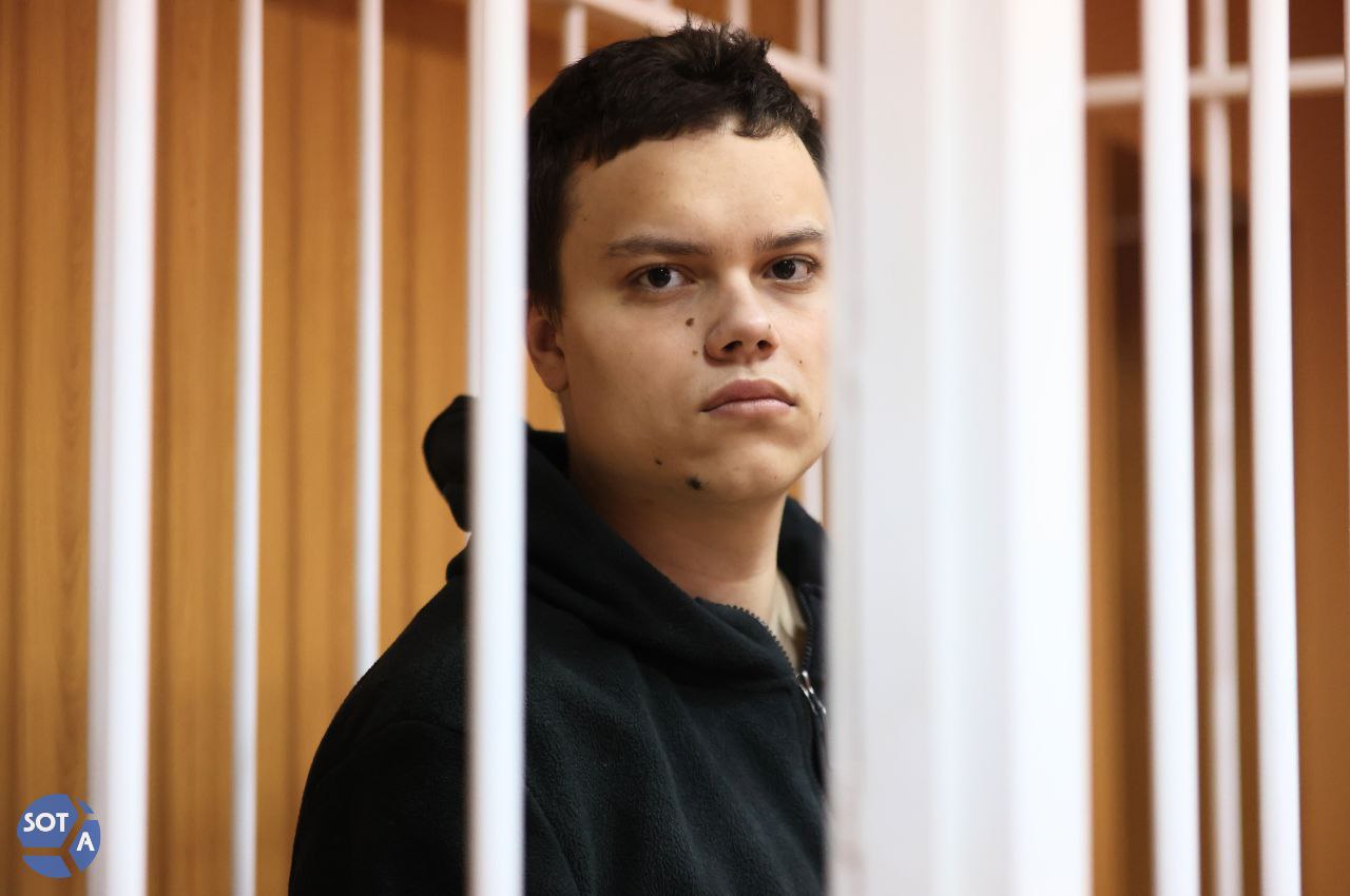 Осужденного на 8 лет колонии администратора канала Нацдем Георгия Парамошина добавили в список террористов и экстремистов Его имя появилось в списке Росфинмониторинга Публикации в канале Нацдем неоднократно критиковали СВО и Владимира Путина 15 марта 2024 года в Сергиевом Посаде силовики задержали одного из администраторов канала Георгия Парамошина в тот же день суд назначил ему домашний арест Второго администратора Кирилла Никуленкова 18 марта отправили в СИЗО 19 апреля Парамошина также поместили в СИЗО якобы из за нарушения условий предыдущей меры пресечения 6 октября 2025 года Сергиево Пасадский городской суд признал Георгия Парамошина и других фигурантов дела виновными по статьям возбуждении ненависти либо вражды призывах к экстремистской деятельности и организации экстремистского сообщества Парамошину назначили 8 лет колонии общего режима Фото Архив SOTAvision