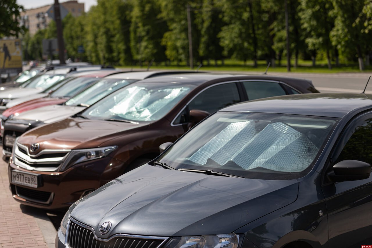 В России упали продажи новых легковых автомобилей Продажи новых легковых автомобилей в России по итогам января-апреля 2025 года снизились на 26% в годовом выражении и составили 346,4 тысячи штук, сообщил Минпромторг России. «Объём рынка в сегменте легковых автомобилей составил 346 388 штук -26% к аналогичному периоду прошлого года », - говорится в сообщении. При этом рынок новых транспортных средств составил 404 тысячи штук -27% относительно аналогичного периода прошлого года , а рынок новых автомобилей, произведенных в России, составил 219,4 тысячи штук, что на 9% меньше в годовом выражении. Продажи новых легких коммерческих автомобилей за январь-апрель снизились на 16%, до 34 тысяч штук, грузовых автомобилей - на 49%, до 20 тысяч штук, а автобусов - на 54%, до 3,5 тысячи штук