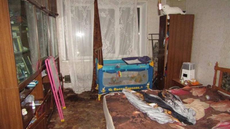 В Норильске 35 летняя местная жительница оставила четверых детей одних в квартире без еды из за чего её пятимесячный сын умер от истощения Сейчас женщина находится в следственном изоляторе она уже признала свою вину Следователи возбудили уголовное дело об убийстве малолетнего с особой жестокостью По версии следствия с 14 по 17 декабря горожанка находилась в гостях у знакомого Дома в это время оставались её дети 15 летняя дочь девочки двух и одного года а также пятимесячный младенец Мать не купила продукты и ни разу не навестила детей за эти четыре дня фактически бросив их на старшую дочь 17 декабря девочка позвонила матери и сообщила что брат умер Подробнее на Бабре красноярск kras 24