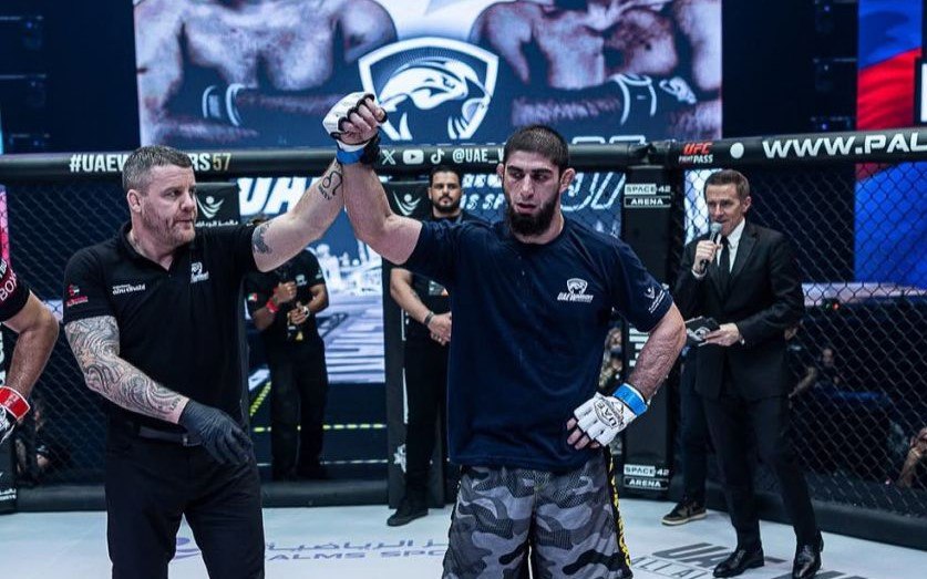 Дагестанец Арслан Билалов выиграл титул чемпиона LFA и близок к переходу в UFC В американском Прайор Лейке состоялся турнир международного промоушена LFA чемпионский пояс которой в тяжелом весе завоевал Арслан Билалов Перспективный дагестанский тяжеловес из команды Хабиба Нурмагомедов не оставил шансов своему оппоненту Мэттью Адамсу Последний капитулировал еще на старте боя после того как попался на удушающий прием Базовый вольник Арслан Билалов за непродолжительную карьеру в ММА делает большие успехи выиграв все шесть проведенных поединков LFA рассматривается как площадка для перехода в UFC К слову предыдущий чемпион LFA в тяжелом весе был подписан UFC Близок к этому и Билалов интересы которого представляют известные менеджеры Ризван Магомедов и Али Абдель Азиз