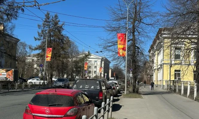 В Петрозаводске продолжается украшение города к 9 Мая На улицах площадях и бульварах уже устанавливают декоративные консоли на опорах освещения всего запланировано 200 Также у памятных знаков появятся флаговые костры а флаговой лентой украсят центральные проспекты и площадь Кирова Работы должны завершиться до 5 мая Столица в МАКС Прислать новость Реклама
