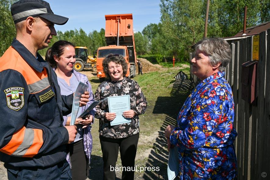 Паводковую ситуацию в Затоне держат на контроле С жителями микрорайона были проведены профилактические беседы, вручены памятки и листовки с правилами безопасного поведения на воде и телефонами экстренных служб, сообщили в мэрии города. 20 мая замглавы администрации Барнаула Игорь Лисин провел в Затоне выездное совещание. "Прогноз у нас в этом году достаточно оптимистичный, тем не менее, мы внимательно следим за уровнем воды. Мы готовы к любому развитию ситуации. Администрацией города выполняется полный комплекс противопаводковых мероприятий", — сказал он. Выполнены работы по восстановлению насыпи и создан запас инертных материалов. С предпринимателями заключены соглашения на поставку продовольствия и товаров первой необходимости, обеспечен запас медикаментов. Проработан вопрос по транспортному обслуживанию жителей. В настоящее время подтопленных земельных участков на территории микрорайона нет. С 17 мая в Затоне перекрыт объездной путь на остров Шубинский. ТОЛК