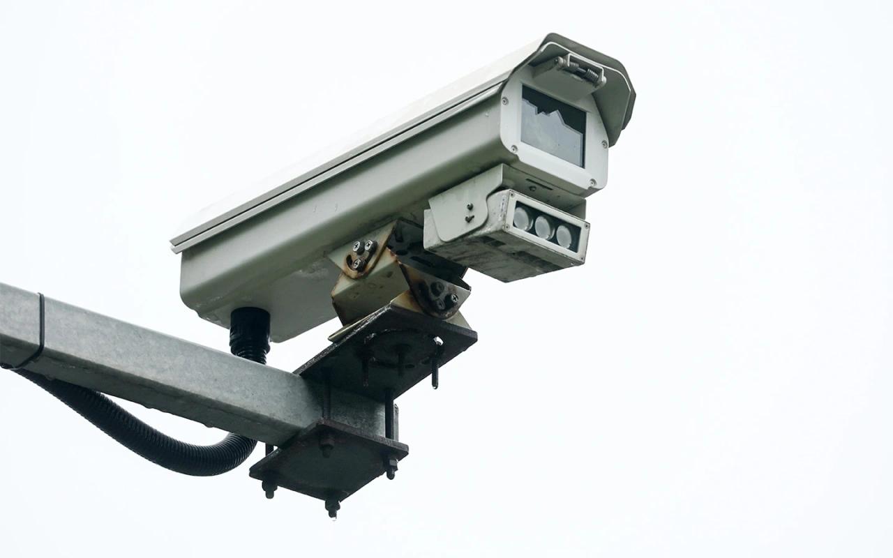 Госдума в I чтении приняла законопроект об ограничении количества штрафов за езду без полиса ОСАГО до одного раза в сутки Ранее эту инициативу одобрил комитет по финансовому рынку Госдумы Законопроект появился в базе Госдумы в сентябре Правительство России тогда поддержало этот законопроект однако при условии что он будет доработан с учетом некоторых замечаний Они касаются в частности необходимости установить его отлагательный срок вступления в силу для решения вопроса с обновлением программного обеспечения Паутина софт к которому подключены все дорожные камеры и отработки механизма привлечения к административной ответственности