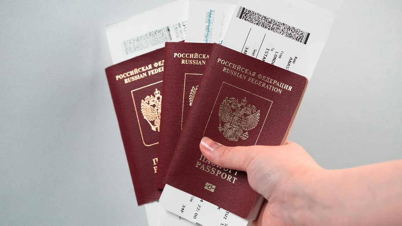 Фиксированные компенсации — от 25% до 100% от стоимости билета — за пересадку на другие рейсы в случае овербукинга хотят сделать обязательными. Законопроект о его легализации готовит Минтранс, узнали «Известия». Исключение планируется сделать для родителей с детьми, военнослужащих, летящих к месту службы, лиц, сопровождающих инвалидов, и транзитных пассажиров. Проект изменений в Воздушный кодекс могут вынести на публичное обсуждение уже в начале июня.