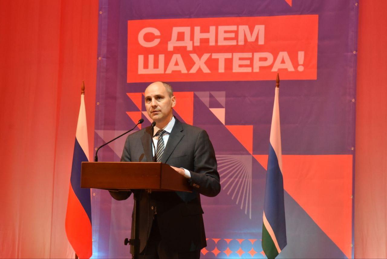 Власти Свердловской области поздравили шахтёров В последнее воскресенье августа традиционно празднуется День шахтера Горняков в Североуральске поздравил временно исполняющий обязанности губернатора Свердловской области Денис Паслер 30 августа Денис Паслер посетит шахту Ново Кальинскую где встретится с горняками Также в этот день в Североуральске пройдут мероприятия в честь праздника На главной городской сцене выступят Хабиб и группа RASA Праздник завершится красочным салютом над Североуральском Подписаться на Жизнь в Екб