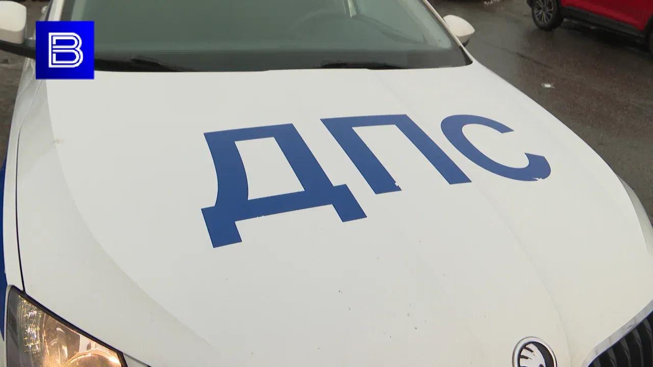 Сотрудники Госавтоинспекции обнаружили у мурманчанина поддельные права Автомобиль "Шевроле Клан", за рулем которого находился 34-летний северянин, остановили в районе дома №15 по улице Героев-Североморцев. Он предъявил права, которые вызвали сомнения в своей подлинности. Проведенная экспертиза подтвердила догадку. Мужчина признался, что купил документ за 10 тысяч рублей. Возбуждено уголовное дело по части 3 статьи 327 УК РФ. Подпишись — Вести Мурман