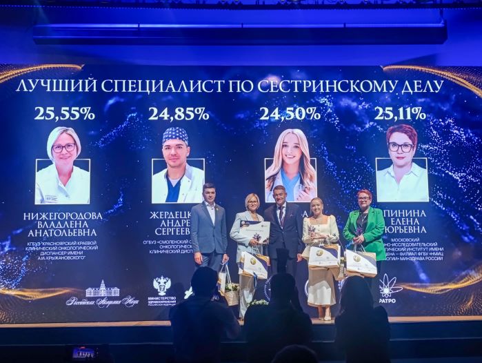 Медсестра краевого онкодиспансера выиграла премию академика Савицкого Старшая медицинская сестра отделения паллиативной медицинской помощи Владлена Нижегородова одержала победу в номинации Лучший специалист по сестринскому делу В финал вышли четыре специалиста лучшего выбрали путем голосования Специалисты краевого онкодиспансера оказались в финале еще в двух номинациях премии На звание радиотерапевта года претендовала заведующая радиотерапевтическим отделением 2 Юлия Козина а в финал номинации Проект года вышел проект Пора проверить печень по проведению скрининга гепатоцеллюлярного рака в крае Премия им академика А И Савицкого считается одной из самых престижных в области онкологии в России Фото Министерство здравоохранения Красноярского края