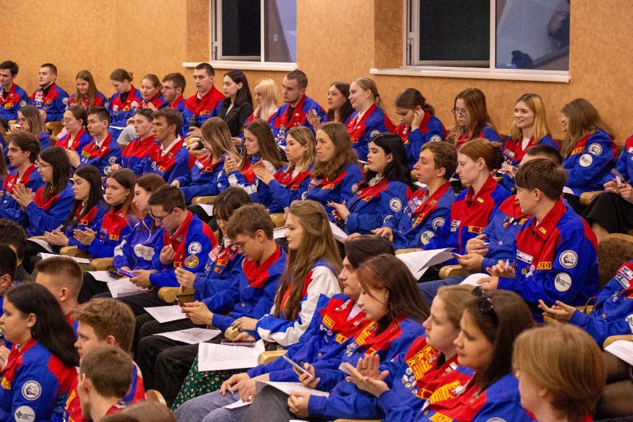У студенческих отрядов Кузбасса теперь новое руководство В Кемерове состоялось знаковое событие для молодежной политики Кузбасса — XXI внеочередная отчетно-выборная конференция регионального отделения Российских студенческих отрядов РСО . На мероприятии, собравшем 225 делегатов со всего региона, был избран новый руководящий состав, который возглавит движение на ближайшие годы. На пост председателя правления Кузбасского отделения РСО избран Виктор Новоселов — опытный участник движения, начавший свой трудовой путь в 2008 году в составе строительного отряда «Торнадо». Последние 8 лет он занимал должность командира регионального отделения, под его руководством кузбасские студотряды достигли впечатляющих результатов.