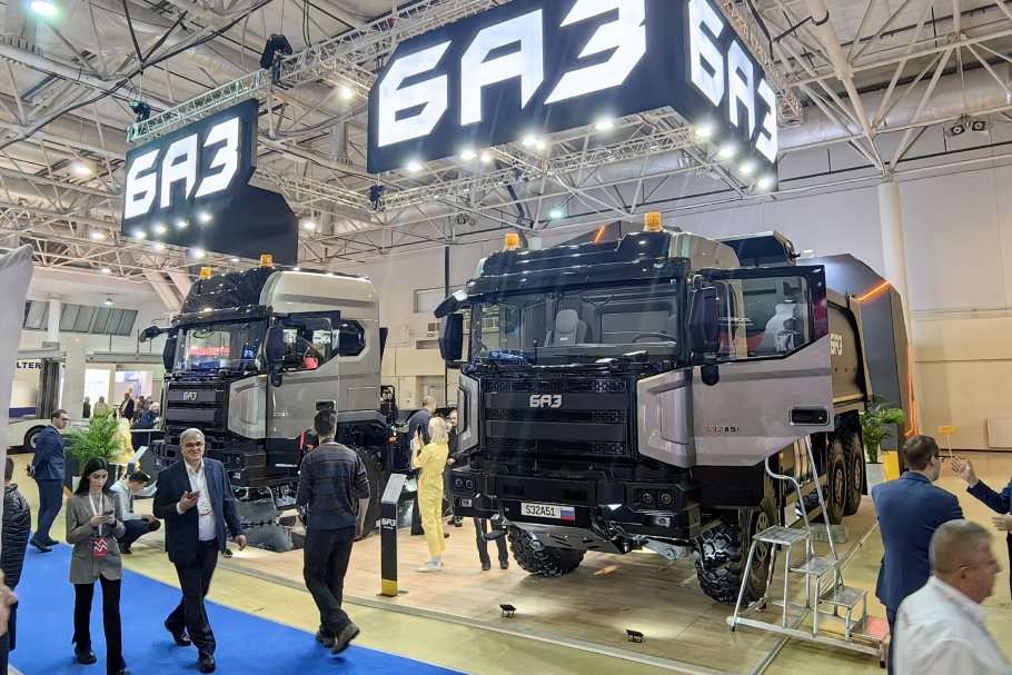 В Новом Уренгое прошла передача первого российского тягача БАЗ в эксплуатацию Компания Газпром добыча Ямбург получила в опытно промышленную эксплуатацию первый экземпляр тягача БАЗ S34A10 Как сообщает пресс служба АО Романов грузовик своим ходом преодолел более 5 тыс км из Санкт Петербурга где расположен завод по производству техники до Нового Уренгоя Тягач предназначен для транспортировки грузов в составе автопоезда с увеличенной полной массой В течение шести месяцев он пройдет испытания в подразделениях Газпрома Все версии БАЗ оснащены единственным силовым агрегатом турбированным дизелем ЯМЗ 653 объемом 11 1 л и мощностью 367 л с Двигатель работает в паре с 9 ступенчатой механической коробкой передач ЯМЗ 1909 и раздаточной коробкой ЗМТ с демультипликатором и блокировками межосевых дифференциалов Колесная формула 6х6 подвеска полностью независимая пружинная Фото Василий Сергеев РГ