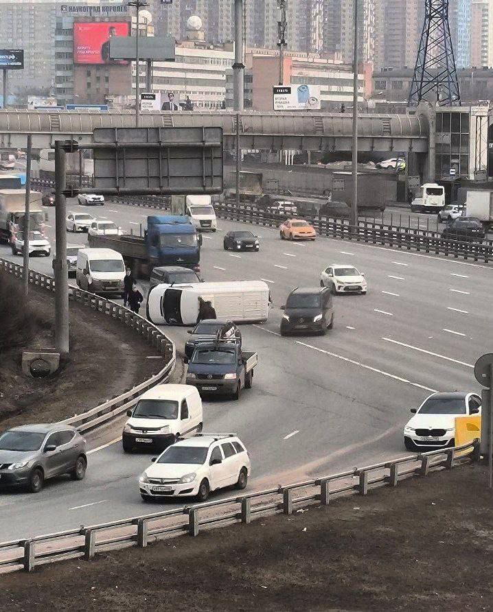 На въезде в Мытищи «прилёг» автомобиль   Газель захотела помериться силами с фурой - вместо этого столкнулась с ней. Фура, спасаясь от удара, задела сзади микроавтобус, который перевернулся.   Все живы. Правда у водителя автобуса пострадала нога. На месте работает ДПС.