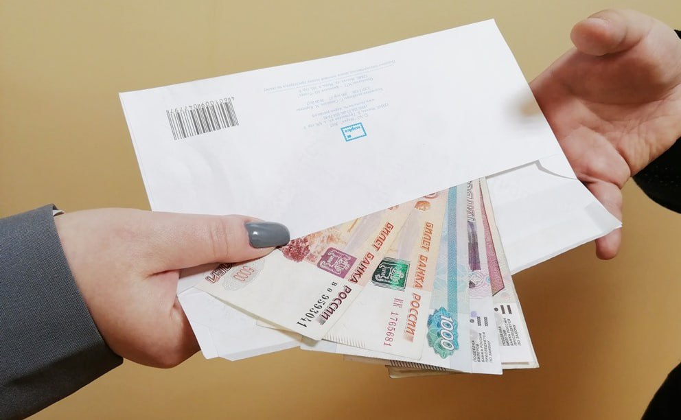 Сотни компаний попали в реестр недобросовестных работодателей Их число составило 240, по данным Роструда. В список вносят тех, кто нарушает права работников, — платит зарплату ниже МРОТ 22,4 тыс. рублей или оформляет их по гражданско-правовому договору, чтобы сэкономить на налогах. Чаще всего в реестр попадают компании из сферы транспорта и услуг. Нарушителям грозят дополнительные проверки, потеря господдержки и репутационные риски. По мнению экспертов, практическая польза реестра для работников пока под вопросом. Во-первых, найти список на сайте Роструда непросто. Во-вторых, его наличие не мешает компаниям продолжать нелегальный наем как и прежде. В-третьих, если бизнес работает с мигрантами, то для многих из них важен не способ оформления, а сам заработок.