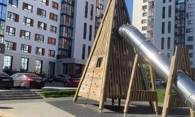 Прокуратура Челябинска требует 400 тысяч рублей за сломанную руку ребёнка на площадке в ЖК Ньютон Этим летом ребёнок сорвался с каната игрового комплекса Пирамида и упал получив закрытый перелом лучевой кости со смещением В настоящее время пострадавший проходит реабилитацию дома Прокурор обратился в суд с иском о взыскании с управляющей организации 400 тысяч рублей в счёт возмещения морального вреда причинённого ребёнку ПОДРОБНЕЕ URALPRESS RU