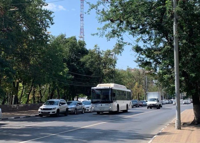 Повышение тарифов на проезд в Ростове отложили Плановое подорожание проезда в общественном транспорте Ростова на Дону которое ожидалось 11 декабря откладывается Об этом сообщает Ростовский Городской Транспорт В мэрии пояснили что проект постановления о новых тарифах должен пройти все необходимые согласования Только после этого новые расценки вступят в силу Согласно подготовленным изменениям новая стоимость одной поездки составит 41 рубль по транспортной карте 44 рубля при оплате банковской картой 48 рублей наличными Все действующие льготы включая тариф для школьников и пенсионеров в 20 5 рубля будут сохранены domostroyrf