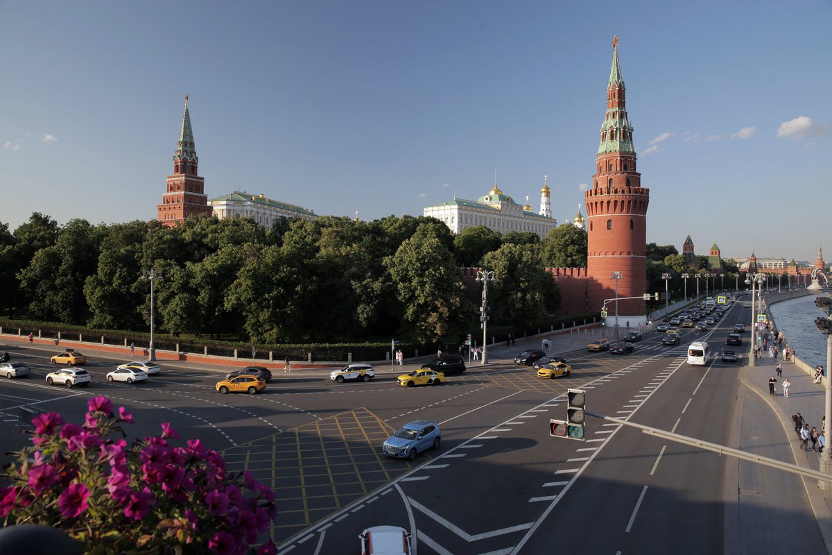 ℹ  Важные изменения для московских водителей   Расширение платной парковки 20 июня в городе ввели 129 новых платных парковочных зон, а динамический парковочный тариф заработал ещё на 58 улицах. Расширять платный паркинг будут и дальше. Следующая дата ввода новых зон — 15 августа. Затем расширение пройдёт и 3 октября.    Переразметка и новый асфальт Третьего транспортного кольца На 16 участках ТТК планируют обновить около 700 тысяч квадратных метров асфальта. Мероприятие проведут в рамках подготовки к осенне-зимнему сезону.   Новые турбокруговые перекрёстки В столице планируется внедрить ещё шесть круговых перекрёстков со специальной «турбированной» разметкой, на которых нет лишних торможений или перестроений.     Выезд на Южную рокаду и две новые платные магистрали Уже анонсировано открытие выезда на Южную рокаду с улицы Мосфильмовской. В районе Раменки вовсю идут строительные работы. Также в столице запустят две новые платные дороги — от Ленинградского шоссе до 3-й Магистральной улицы и от улицы Трофимова до Севастопольского проспекта.    Подробнее обо всём рассказываем в Журнале Авто.ру