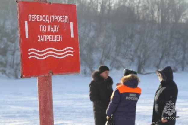 Более 200 нарушителей в Новосибирской области выявили за выезд на тонкий лед Несмотря на жаркую весеннюю погоду, некоторые граждане продолжают выходить и даже выезжать на лед для рыбалки, игнорируя запреты и подвергая себя смертельной опасности. МЧС России напоминает о правилах безопасности: Не выходи на лед весной — это опасно для жизни,особенно в темноте, при плохой видимости и в алкогольном опьянении; Не выходи на лед, при положительной температуре воздуха; Не собирайтесь большим количеством людей водном месте; Не выезжай на весенний лед на транспорте; Не оставляй детей одних у водоемов как в зимний период, так и в предстоящий летний; При возникновении нештатной ситуации незамедлительно звони по единому номеру вызова экстренных служб 112. Будьте внимательны и берегите себя!