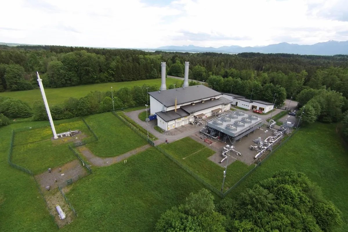 Крупнейшее газохранилище в Германии оказалось на грани закрытия Uniper намерена вывести из эксплуатации одно из крупнейших газовых хранилищ Германии Брайтбрунн расположенное у границы с Австрией В этом году хранилище не выполнило обязательные показатели по закачке газа на 90 так что закрыть его могут уже в начале 2027 года Брайтбрунн относится к пористым хранилищам где газ закачивается и отбирается медленно через крошечные полости в породе Такой тип менее гибок по сравнению с пещерными хранилищами на севере Германии которые позволяют быстро реагировать на скачки спроса и поэтому остаются более востребованными у трейдеров Хотя совокупные запасы газа в ЕС сейчас превышают 80 после активной летней кампании закупок отдельные газохранилища включая Брайтбрунн оказались в тяжелом положении Уменьшение разницы между летними и зимними ценами на газ а также жёсткие правила ЕС требующие постоянного поддержания определённого уровня запасов сделали процесс хранения менее рентабельным По сути классическая стратегия дёшево покупать летом и продавать зимой перестала работать Uniper отмечает что при закрытии объекта его вероятно придётся затопить из за слишком высокой стоимости повторного заполнения газом Это фактически лишит Германию возможности в будущем использовать Брайтбрунн например для хранения водорода на что делают ставки европейские политики   Нефтебаза