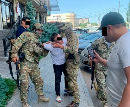 В Кыргызстане по обвинению в связях с ОПГ задержан бывший начальник управления по борьбе с организованной преступностью Талас Бегалиев. По данным ГКНБ КР, он являлся «посаженным отцом» криминального авторитета Доо Чынгыза Чынгыз Джумагулов , связанного с группировкой Камчи Кольбаева, ликвидированного в 2023 году. Сам Джумагулов был убит в СИЗО в 2022 году. Бегалиев служил в органах внутренних дел с 1998 по 2016 год, затем возглавлял сборную Кыргызстана по кок-бору и федерацию этого вида спорта. Вместе с ним задержаны глава дирекции по неолимпийским видам спорта Асеин Торогелдиев и Чынгыз Талайбек уулу. Их подозревают в участии в организованной преступности, финансировании ОПГ и вымогательстве. Подробнее