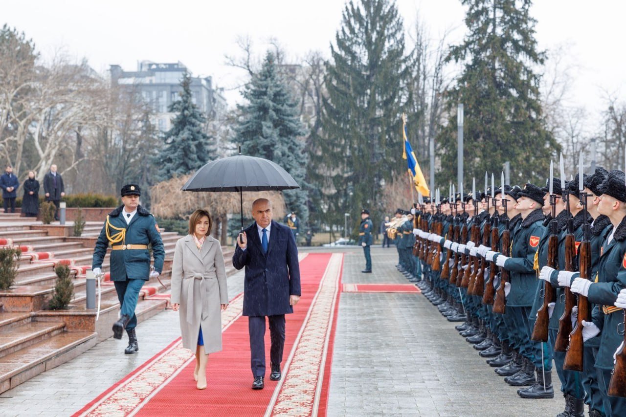 После переговоров Майя Санду и и.о. президента Румынии Илие Боложан провели совместную пресс-конференцию   Исполняющий обязанности президента Румынии Илие Боложан заверил главу молдавского государства, что Румыния будет рядом с Молдовой в процессе вступления в ЕС. Майя Санду заявила, что отношения между Молдовой и Румынией — это душевные отношения, основанные на общих ценностях, языке и истории.