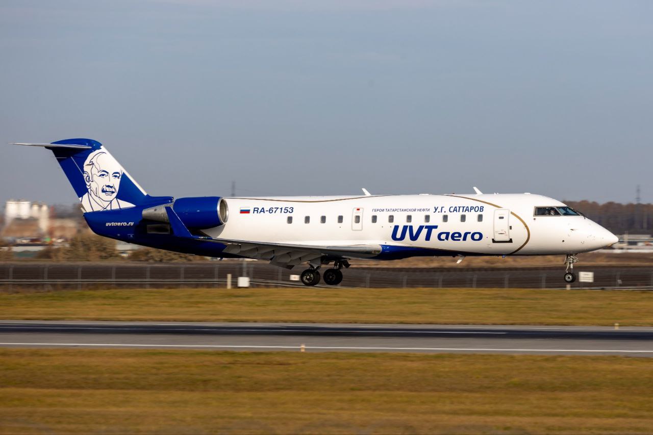 Рейсы Из Улан Удэ в столицу Татарстана С 3 января ЮВТ Аэро начинает полеты в Казань Два раза в неделю по средам и субботам Вылет из Улан Удэ 14 00 прибытие в Казань в 16 20 Вылет из Казани 01 10 прибытие в Улан Удэ 13 10 Время в пути 7 ч 20 мин CRJ 200 до 50 пассажиров Казань столица Татарстана и крупный экономический центр России сочетает историческое наследие ЮНЕСКО в Кремле с современной инфраструктурой Рекомендуется посетить для деловых встреч конференций и инвестиционных проектов городпредлагает развитую логистику культурные объекты вроде мечети Кул Шариф а также выгодные возможности в IT нефтехимии и туризме с комфортным климатом и гостеприимной средой для бизнеса круглый год В Казани вы получаете возможность погрузиться в историю двух культур и совершить гастрономические открытия Подробное расписание рейсов и бронирование билетов доступно на нашем сайте В пути запланирована промежуточная посадка в аэропорту Горно Алтайска