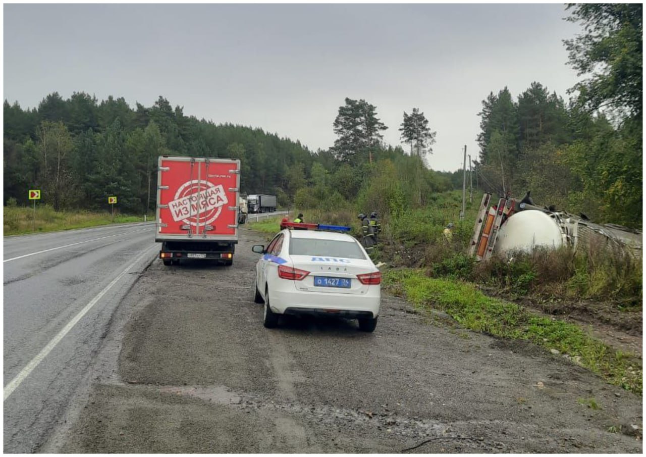 Есть пострадавший на трассе М 5 под Юрюзанью опрокинулась цистерна с раствором аммиака На федеральной трассе М 5 Урал в Челябинской области произошла серьезная авария с участием автоцистерны перевозившей опасный груз В субботу 6 сентября на 1650 м километре недалеко от поворота на Юрюзань фура съехала в кювет и перевернулась По предварительной информации водитель не справился с управлением По уточненным данным груз является 10 раствором аммиака нашатырный спирт сообщили в пресс службе ФКУ Упрдор Южный Урал На месте работает оперативный штаб со спецтехникой Известно об одном пострадавшем которому требуется медицинская помощь ФКУ Упрдор Южный Урал предупредило водителей о необходимости соблюдать осторожность при проезде данного участка Автомобилистов просили не останавливаться в районе происшествия и заранее планировать альтернативные маршруты На данный момент утечка устранена Чуть дальше на 1624 км автодороги ранее тоже произошла авария Недалеко от города Усть Катав столкнулись две фуры Водитель одной из них был зажат в кабине На участке введено реверсивное движение Подписаться на chelkp
