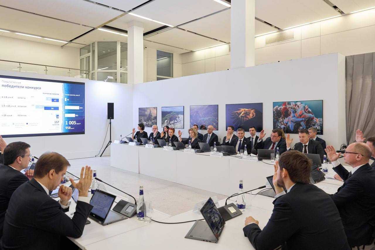 Принял участие в заседании Координационного комитета по поддержке экологических и природоохранных проектов которое сегодня на фестивале Первозданная Россия провел Первый заместитель Руководителя Администрации Президента Сергей Кириенко с участием Заместителя Председателя Правительства Дмитрия Патрушева Подводили итоги конкурса Президентского фонда природы Цифры такие 939 заявок из 81 региона 157 проектов победителей общая сумма грантов 1 миллиард рублей Поддержанные инициативы смогут стартовать с 1 марта Среди них сохранение краснокнижных китообразных Дальнего Востока восстановление популяции кулика лопатня эндемик России осталось не более 120 пар поддержка забайкальской популяции манула развитие экологического маршрута в нацпарке Красноярские Столбы Фонд создан по Указу Президента работает первый год ежегодный объём грантовых средств из федерального бюджета 1 миллиард рублей Договорились продолжить встречи с грантополучателями чтобы видеть промежуточные результаты Следующий конкурс стартует 1 сентября