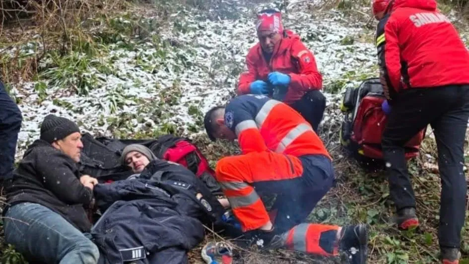 С начала войны около 32 000 украинских мужчин незаконно сбежали в Румынию сообщили Bild румынские пограничники Они получают убежище и могут остаться в ЕС Здесь они в безопасности им нечего бояться говорит пограничница Юлия Стан Украинцы часто выбирают побег через горы потому что там почти нет дорог мало людей и слабее пограничный контроль Однако условия очень тяжелые и нередко попытка побега заканчивается гибелью Когда румыны нашли 26 летнего почтальона Василя из Ивано Франковска который получил повестку и решил бежать его температура упала до 30 градусов а анализы крови были как у мёртвого человека Его эвакуировали на вертолете сейчас он в румынской больнице уже вышел из комы но потерял обе почки Вчера я разговаривал с мамой Теперь она знает я свободен говорит Василь слабым голосом Пограничники в регионе дежурят на вокзалах и автобусных станциях ищут молодых мужчин с туристическим снаряжением Поэтому многие не берут экипировку и идут в горы в кроссовках Другие же просто заранее отправляют туристические рюкзаки по почте Повсюду в горах следы бегущих украинцев бутылки воды упаковки лапши и шоколадных батончиков окурки одежда Часто мужчины идут ночью без света чтобы остаться незамеченными Тогда они не видят ни ущелий ни расщелин в скалах и получают тяжёлые травмы Некоторых мы находим замёрзшими Недавно мы нашли украинца возле реки мёртвого Он упал в воду и замёрз Рядом лежал телефон Он ещё пытался позвонить матери рассказывают румынские спасатели Кому повезло больше ликуют Спасатели показали журналистам видео на котором десять молодых украинцев смеются и кричат от радости У нас получилось Мы выбрались Сайт Страна X Twitter Прислать новость фото видео Реклама на канале Помощь