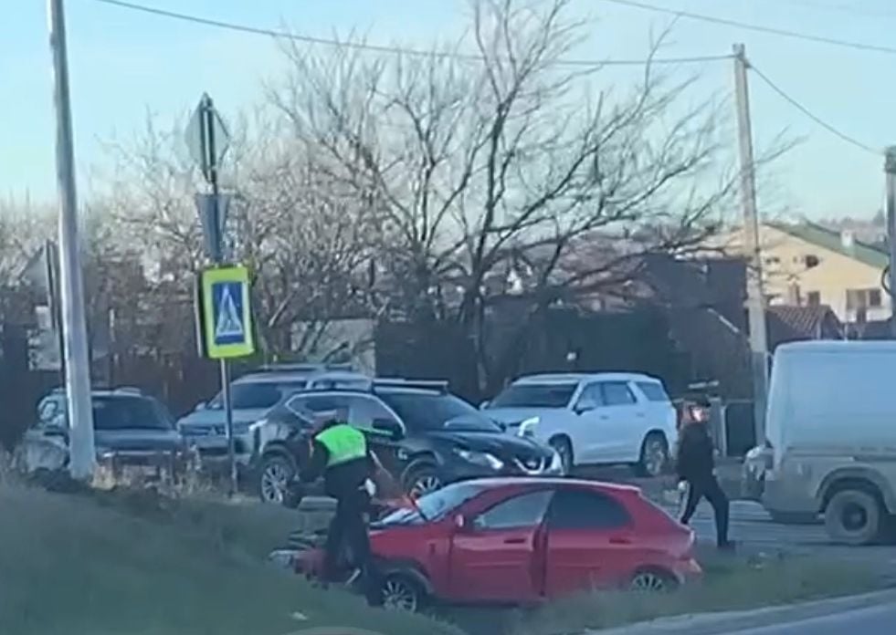 Еще одно утреннее ДТП в Севастополе  На Максимовой даче в результате ДТП легковушка вылетела на обочину    Читайте Севкор