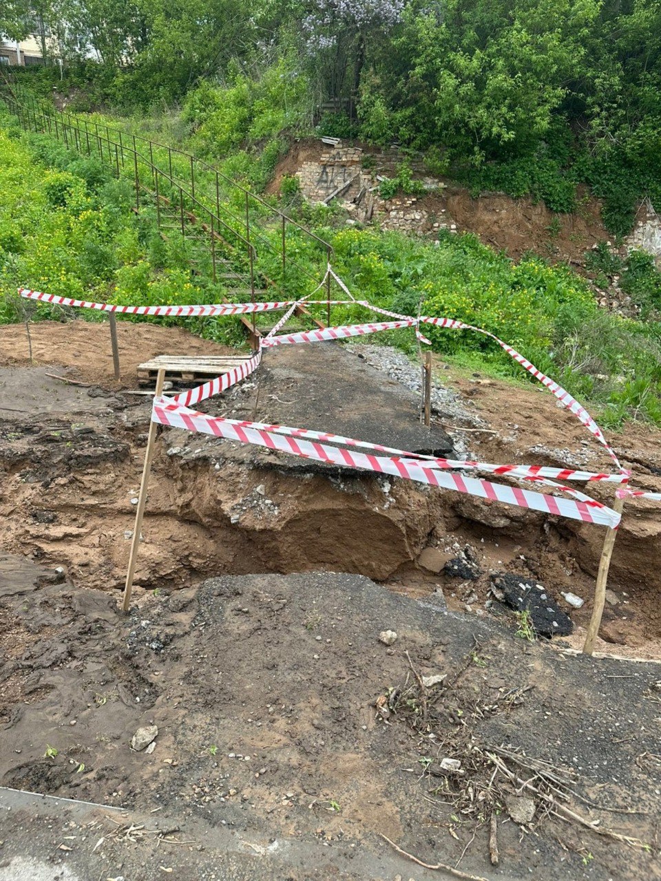 В Уфе огородили участок размытой дороги на улице Генерала Рыленко - БашИнформ Управление по ремонту дорог выведет подрядчика для устранения последствий. Жителей просят избегать участка до завершения работ. Моя Уфа. Подписаться Прислать новость