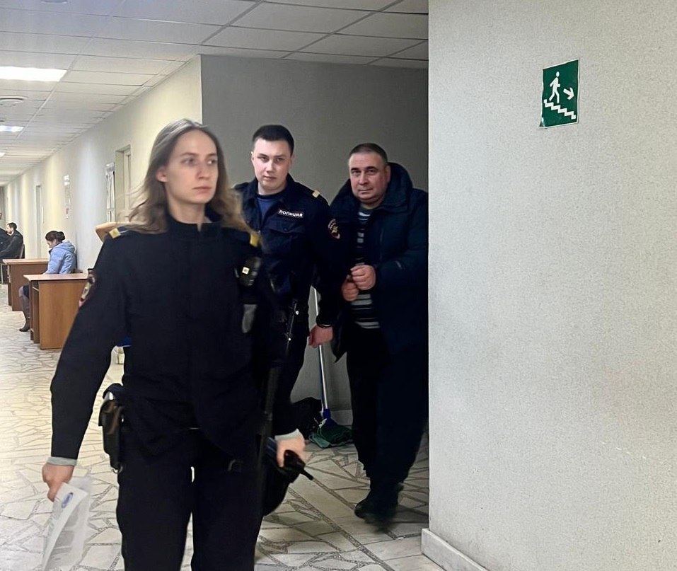 Дело бывшего министра энергетики и ЖКХ Свердловской области Николая Смирнова ушло в суд Также перед судом предстанут его бывший первый зам Игорь Чикризов и его экс заместитель Андрей Кислицын Они обвиняются в совершении преступления по ч 6 ст 290 УК РФ получение должностным лицом через посредника взятки в виде денег группой лиц по предварительному сговору в особо крупном размере По версии следствия в период с января 2023 года по март 2024 года на тот момент министр энергетики и жилищно коммунального хозяйства Свердловской области Николай Смирнов его первый заместитель Игорь Чикризов а также заместитель министра Андрей Кислицын получили через посредника взятку в сумме свыше 4 4 млн рублей сообщила пресс служба прокуратуры Свердловской области