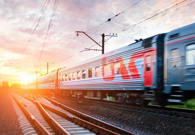 С 1 марта в России вступают в силу новые правила для туристических поездов согласно приказу Минтранса  Если пассажир решит прекратить поездку по своей инициативе он не сможет продолжить её на другом поезде с аналогичным туристическим маршрутом  В состав поезда могут быть добавлены тематические вагоны но их оформление не должно мешать проезду пассажиров и должно соответствовать установленным техническим нормам  Пассажир нарушающий общественный порядок может быть удалён из поезда без возврата оплаты  Запрещается высаживать безбилетников младше 16 лет путешествующих без взрослых из таких поездов Россия Поезд Туризм Путешествие Подписаться на Pravda ru