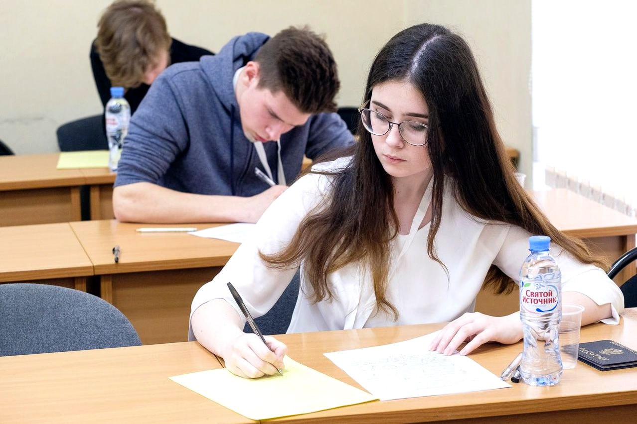 ‍  Барнаульские одиннадцатиклассники сдадут ЕГЭ по русскому языку  Сегодня в Барнауле состоится один из самых масштабных экзаменов – ЕГЭ по русскому языку. Этот предмет является обязательным для всех выпускников, поэтому в нем примут участие 3897 человек.  Для проведения ЕГЭ по русскому языку будет задействовано 20 массовых пунктов проведения экзамена  ППЭ .  Экзамен продлится 3 часа 30 минут  210 минут . За это время выпускникам предстоит выполнить задания, проверяющие знание орфографии, пунктуации, грамматики, а также написать сочинение.  Обработка и проверка работ займет не более двух недель. Официальные результаты станут доступны не позднее 15 июня.  Следующие экзамены выпускникам предстоит сдать уже 2 июня, в этот день пройдут ЕГЭ по физике и обществознанию.