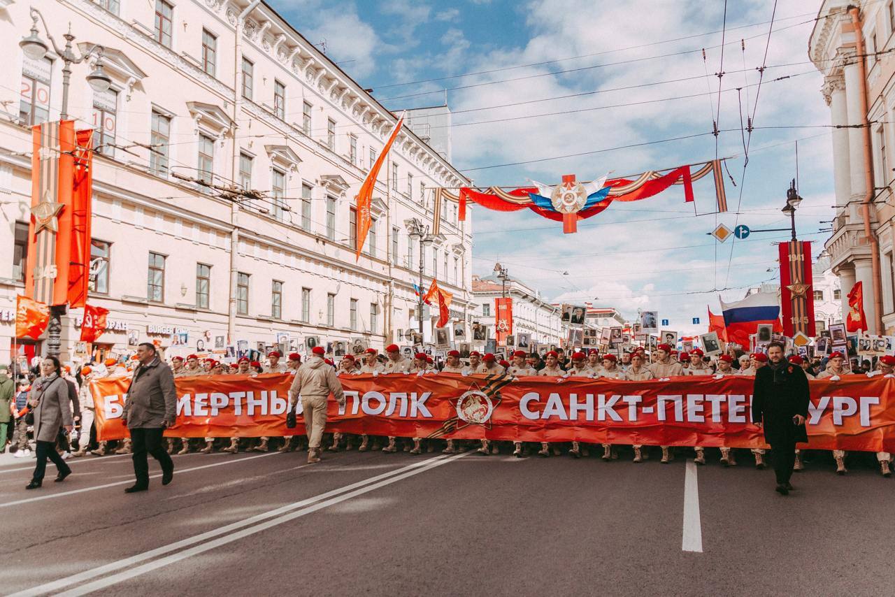 «Бессмертный полк» в Петербурге впервые с 2022 года рассчитывают провести в офлайн-формате  Об этом на заседании правительства города рассказала глава комитета по соцполитике Елена Фидрикова.   С 2022-го акция проходила в онлайн-режиме.