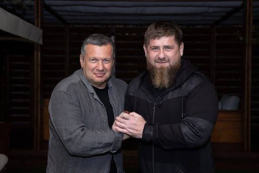 От всей души поздравляю с днём рождения нашего уважаемого БРАТА выдающегося теле и радиоведущего Владимира Соловьёва Владимир Рудольфович подлинный патриот нашей страны которого ценят и уважают как одарённого и проницательного журналиста настоящего специалиста способного проводить объективный и взвешенный анализ происходящих событий Его профессионализм и компетентность особенно ценны в современное время когда нашей стране приходится противостоять постоянным информационным воздействиям извне Владимир Рудольфович с достоинством и мастерством отражает попытки искажения правды о нашем Отечестве В этот торжественный день сердечно желаю ему крепкого здоровья благополучия семейного счастья и новых профессиональных достижений С днём рождения Кадыров Делимханов Россия Чечня