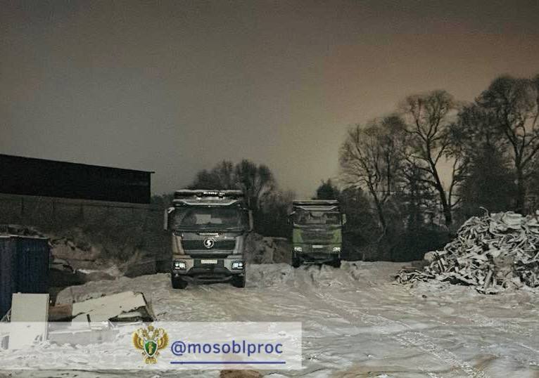 В Жуковском вынесен приговор по уголовному делу о незаконном предпринимательстве  Жуковский городской суд вынес обвинительный приговор по уголовному делу в отношении Абова Абовяна, Агаси Меликсетяна, Макара Карапетяна и Евгения Дожделева. Они признаны виновными в совершении преступления, предусмотренного ч. 2 ст. 171 УК РФ  осуществление предпринимательской деятельности без лицензии в случаях, когда такая лицензия обязательна, если это деяние причинило крупный ущерб государству, совершенное организованной группой .  В суде установлено, что подсудимые в период с марта 2024 года по февраль 2025 года осуществили предпринимательскую деятельность без лицензии по транспортировке, размещению и утилизации отходов 1-4 классов опасности с использованием самосвалов на участке местности в городском округе Жуковский, находящемся в муниципальной собственности. Сумма причиненного администрации городского округа Жуковский ущерба составила более 10,8 млн рублей.   Суд приговорил Абовяна, Карапетяна и Дожделева к наказанию в виде штрафа в размере 200 тыс. рублей, Меликсетяна – в виде штрафа в размере 300 тыс. рублей.    Также суд удовлетворил гражданский иск, заявленный прокуратурой города, о возмещении подсудимыми причиненного ущерба солидарно.    Кроме того, суд конфисковал в пользу государства два самосвала, принадлежащих Меликсетяну и Абовяну, которые использовались для транспортировки отходов, а также денежную сумму у Абовяна в размере 5,1 млн рублей, эквивалентную стоимости самосвала, подлежащего конфискации.  Приговор суда в законную силу не вступил.  Государственное обвинение в суде поддерживал прокурор города Жуковского Илья Зайцев.