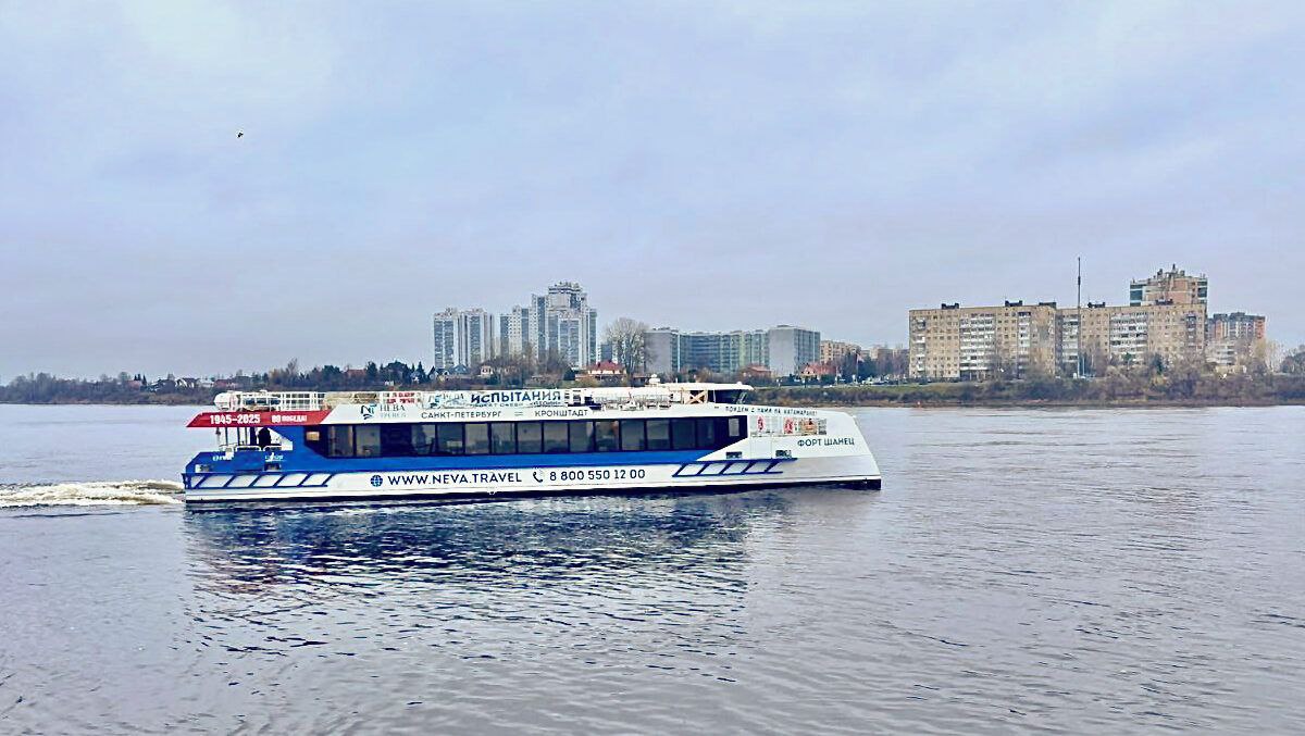 Средне Невский судостроительный завод ОСК передал заказчику катамаран Форт Шанец проекта 04580 Средне Невский судостроительный завод ОСК судоходная компания Нева Тревел и ГТЛК подписали трехсторонний акт приема передачи скоростного пассажирского катамарана Форт Шанец проекта 04580 Котлин Об этом сообщил Телеграм канал ОСК Катамаран Форт Шанец является шестым и завершающим для Невы Тревел в серии скоростных пассажирских катамаранов проекта 04580 Котлин Он предназначен для курсирования на водных маршрутах соединяющем центр Санкт Петербурга с музейно историческим парком Остров фортов и ГМЗ Петергоф Котлин проект скоростного пассажирского катамарана 04580 адаптированный компанией Форсс Технологии на основании эскиза австралийской компании Incat и при активном участии компании заказчика Нева Тревел   Подписаться на Медиапалубу