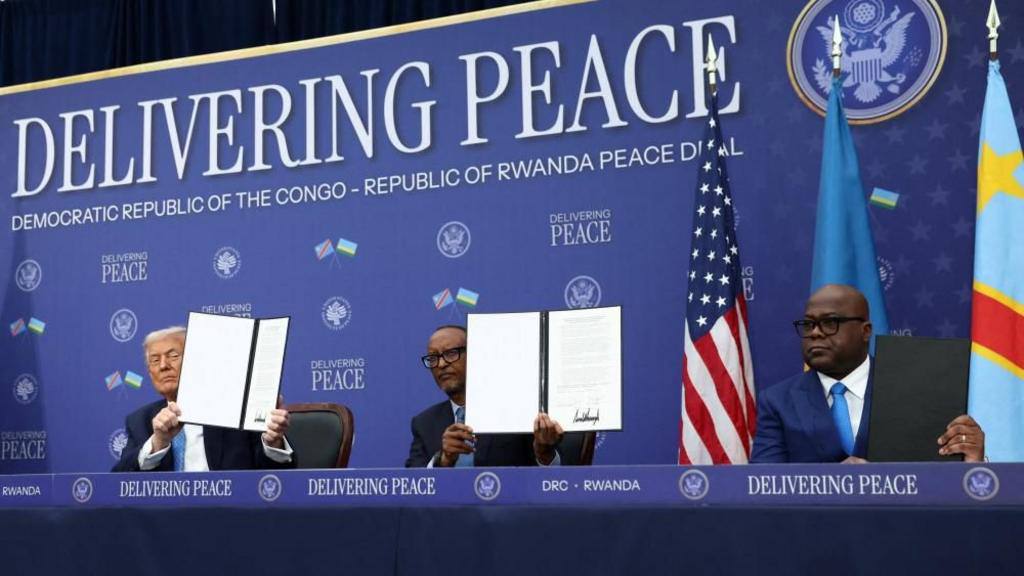 ДР Конго и Руанда подписали мирное соглашение при посредничестве США Президент ДРК Феликс Чисекеди и лидер Руанды Поль Кагаме подписали мирное соглашение в Вашингтоне при посредничестве президента США Дональда Трампа Кроме того стороны подписали соглашение о сотрудничестве в сфере добычи критически важных минералов Мероприятие прошло в Институте мира США Официальный представитель Белого дома заявил что подписание соглашения подтверждает приверженность сторон мирному процессу и отражает месяцы интенсивной дипломатической работы под руководством президента Трампа который ясно дал понять ДР Конго и Руанде что статус кво неприемлем Африканская инициатива Подписаться