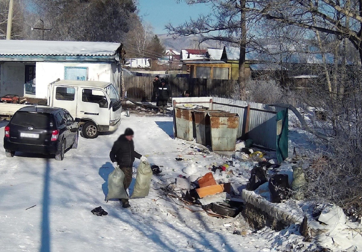 В Зее местный житель превратил автобусную остановку в свалку  Мужчину, в течение трех часов приносящего мешки с мусором и старую мебель, поймала фотоловушка. Его не смутили ни прохожие, ни автобусная остановка, которая расположена в паре метров от устроенной свалки.  — Уважаемые амурчане, каждый из нас может внести свой вклад — не оставайтесь равнодушными! Поделитесь этой историей и покажите, что забота о своем городе начинается с простых действий – бытовые отходы донести до мусорного контейнера, а строительные отвести на полигон, — отметили в пресс-службе минприроды региона.  Если вы стали свидетелем факта незаконной выгрузки отходов, фотографируйте, снимайте видео и отправляйте по электронным адресам: mail .amurobl.ru, nadzor .amurobl.ru или через платформу «Открытый регион Амурская область».