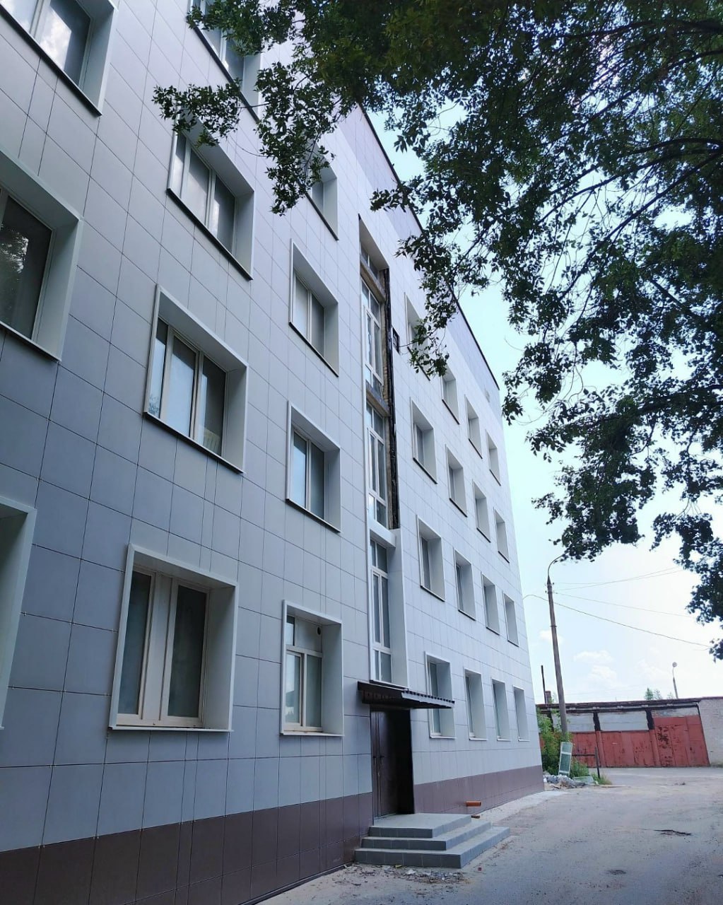 На Орловщине полным ходом идет капремонт поликлиники Мценской райбольницы  Подрядчику предстоит завершить работы по капремонту систем водоснабжения, канализации, отопления, вентиляции, электросетей, отремонтировать кровлю и две входные группы, выполнить внутреннюю отделку помещений.   Объект планируют сдать к 20 ноября.   Напомним, что контракт с предыдущим подрядчиком был  расторгнут в связи многочисленными нарушениями. На счету нового подрядчика ООО «СК «Гранит» уже несколько успешно завершенных орловских объектов.   Ремонт проводится в рамках федерального проекта «Модернизация первичного звена здравоохранения РФ» нацпроекта «Продолжительная и активная жизнь».    Интересные новости здесь