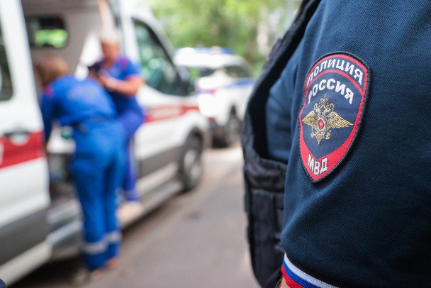 Под Волосово мужчина с переломами ребер не пережил ударов бойфренда сестры  Как стало известно 47news, на днях следственный отдел СК Волосово возбудил уголовное дело об умышленном причинении тяжкого вреда здоровью, повлекшем смерть потерпевшего по неосторожности.  Это произошло после того, как ночью 29 июля в сарае у дома в деревне Ивановское Бегуницкого сельского поселения нашли тело 31-летнего безработного. У мужчины зафиксировано множество переломов ребер.   По предварительным данным нашего издания, накануне гибели житель Бегуниц повздорил с 47-летним гражданским мужем сестры. В поединке сильнее оказался старший.   Предполагаемый агрессор был в кабинете следователя и после разговора отпущен под обязательство о явке.     Belkin Alexey/news.ru/Global Look Press