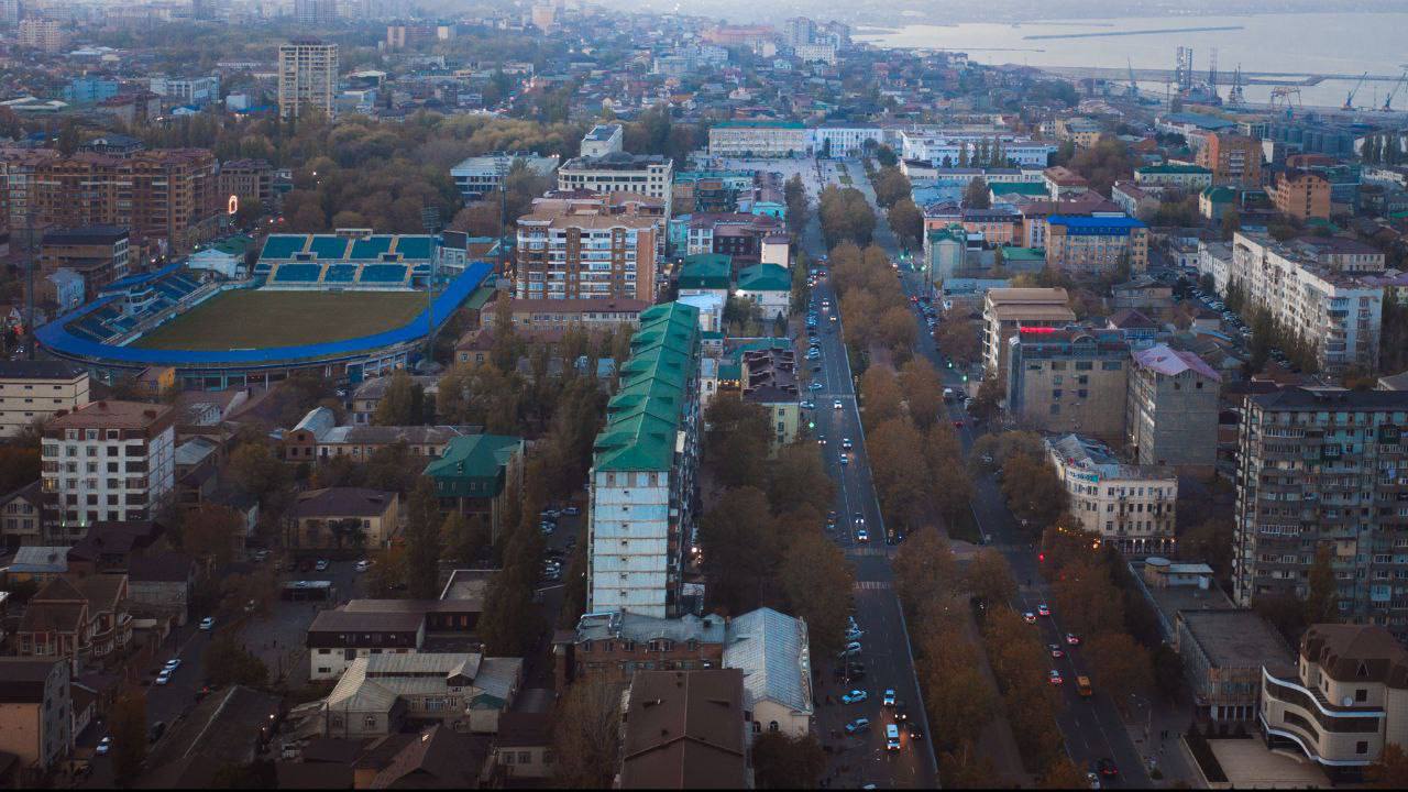 В Махачкале перекроют ряд улиц из-за концерта ко Дню Конституции Дагестана В связи с проведением праздничного концерта, приуроченного ко Дню Конституции РД в столице региона будет временно перекрыто несколько улиц, сообщает мэрия города. Меры вводятся для обеспечения безопасности дорожного движения. Время ограничения — 26 июля 2025 года с 17:30 до 22:00 часов. Так, будет прекращено движение: по четной стороне проспекта Р. Гамзатова, на участке от улицы М. Горького до улицы М. Ярагского; по улице С. Стальского, на участке от улицы А-Х. Кадырова до проспекта Р. Гамзатова.