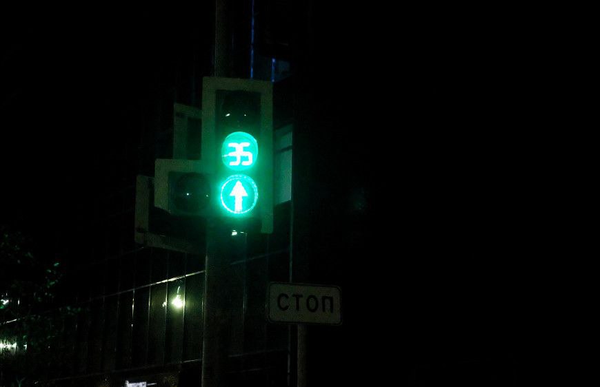 В Улан Удэ чертова дюжина светофоров будет работать круглые сутки В столице приступили к борьбе с ночными лихачами По поручению мэра Игоря Шутенкова 13 светофоров перевели на круглосуточный режим Они расположены на ключевых перекрестках  ул Бабушкина ул Терешковой  ул Бабушкина ул Красной звезды  ул Бабушкина ул Ринчино  пр 50 летия Октября ул Гагарина  ул Дорожная ул Сельская ул Строителей  ул Смолина ул Борсоева  ул Ботаническая ул Моховая  пр Строителей ул Жердева ул Тобольская  пр Строителей  ул Дарханская ул Ключевская  ул Краснофлотская ул Шумяцкого  ул Трубачеева пер Карьерный