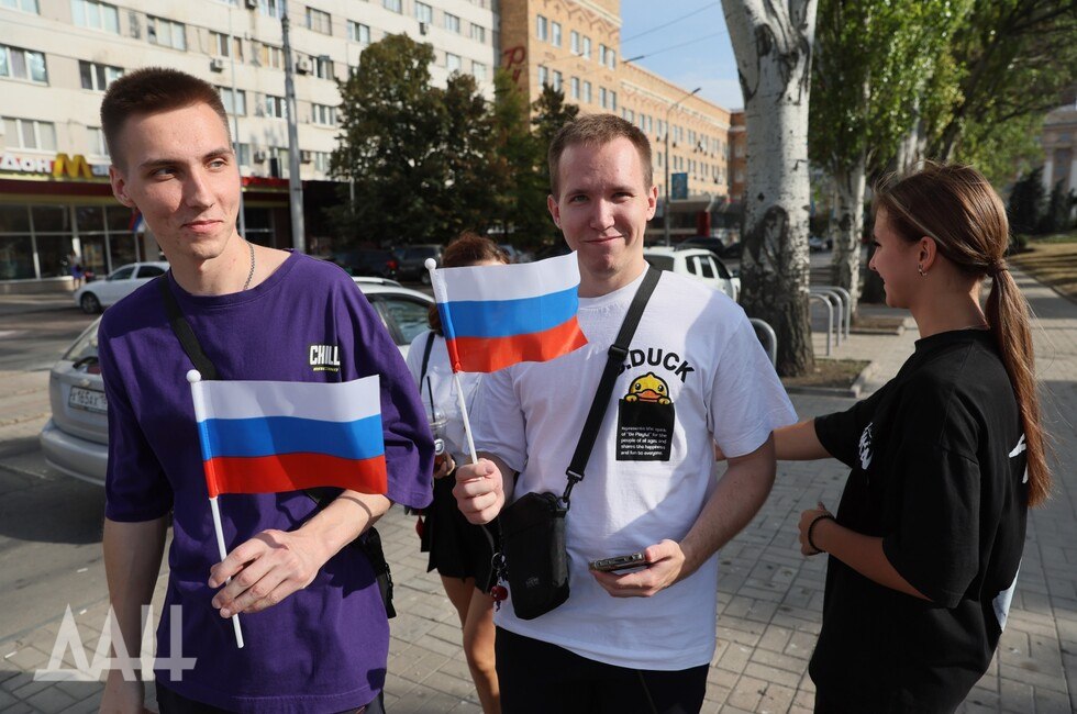 Вороневич назвал стратегической задачей вовлечение молодежи в общественную жизнь : Написать нам , что именно через детское движение воспитывается новое поколение, преданных своей Родине, уважающих её историю и готовых служить её интересам. «Детские общественные объединения — это школы патриотизма, ответственности и гражданской зрелости. Здесь формируется характер, закладываются нравственные ориентиры, рождается любовь к Отечеству. Именно в таких коллективах растут будущие защитники страны, созидатели, лидеры, способные брать на себя ответственность за судьбу народа и государства», — сказал он. #молодежь Читать полностью
