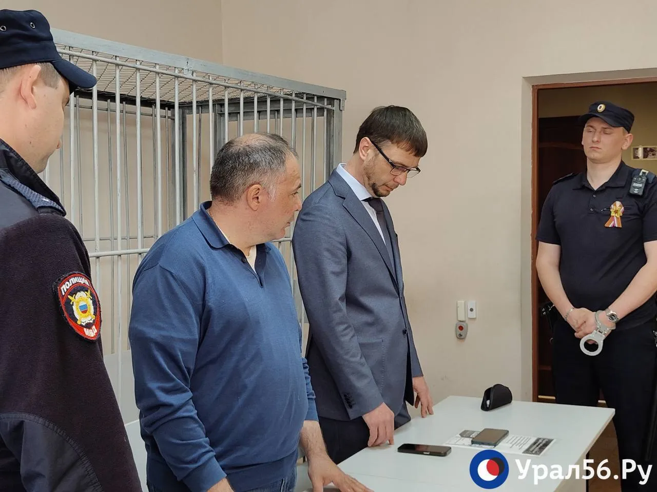 9 лет колонии и 28 млн рублей штрафа Экс министр природы Оренбургской области осужден за коррупцию Судом установлено что Александр Самбурский получил от руководителей коммерческих организаций взятку в виде обеспечения беспрепятственного и безвозмездного пользования и владения его родителями автомобилем Lexus LX 570 а также в виде иного имущества дивана стоимостью 190 975 рублей подарочных карт магазина ЦУМ стоимостью 300 000 рублей элементов иллюминации с оказанием услуг по монтажу в жилом доме в котором проживают родители Самбурского общей стоимостью 494 848 46 рублей за совершение действий в пользу взяткодателей а также за общее покровительство и попустительство по службе Приговором Ленинского районного суда он признан виновным в совершении инкриминируемых преступлений ему назначено наказание по совокупности преступлений в виде лишения свободы на срок 9 лет с отбыванием в исправительной колонии строгого режима со штрафом в размере 28 000 000 рублей с лишением права занимать должности на государственной службе и в органах местного самоуправления связанные с осуществлением функций представителя власти выполнением организационно распорядительных и административно хозяйственных полномочий на срок 6 лет Приговор суда не вступил в законную силу Урал56 Ру в МАХ