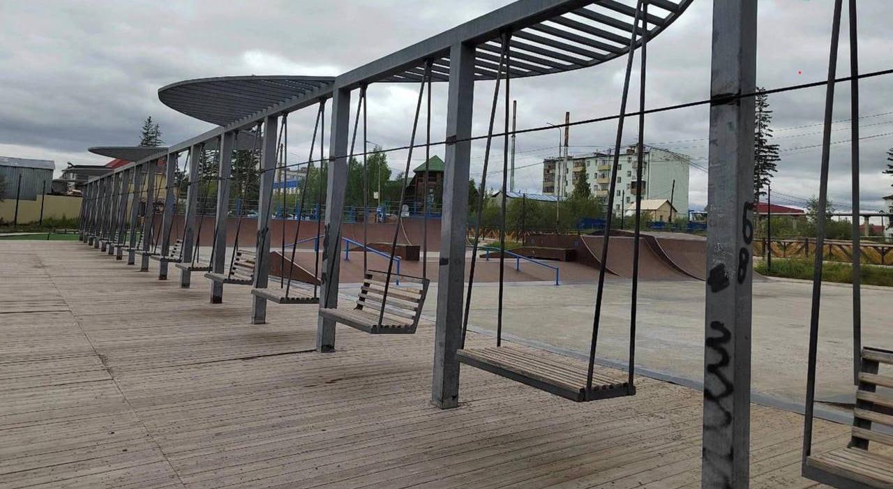 В якутском Покровске чиновники заварили качели на набережной и объяснили это заботой о детях. По их словам, жители якобы просили закрыть конструкции, потому что дети получали травмы.