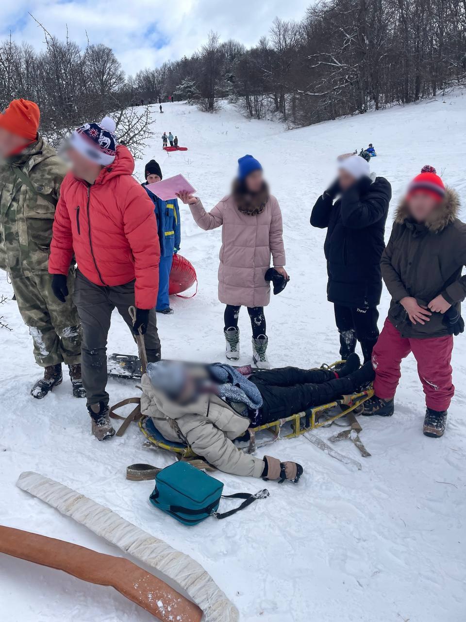 На Ай-Петри туристу с травмой головы потребовалась помощь спасателей  Мужчина получил сильный ушиб головы во время катания на тюбинге, сообщили в МЧС Республики Крым.  Спасатели оказали пострадавшему первую помощь и передали его медицинским работникам.   : МЧС РК    ВЕСТИ КРЫМ